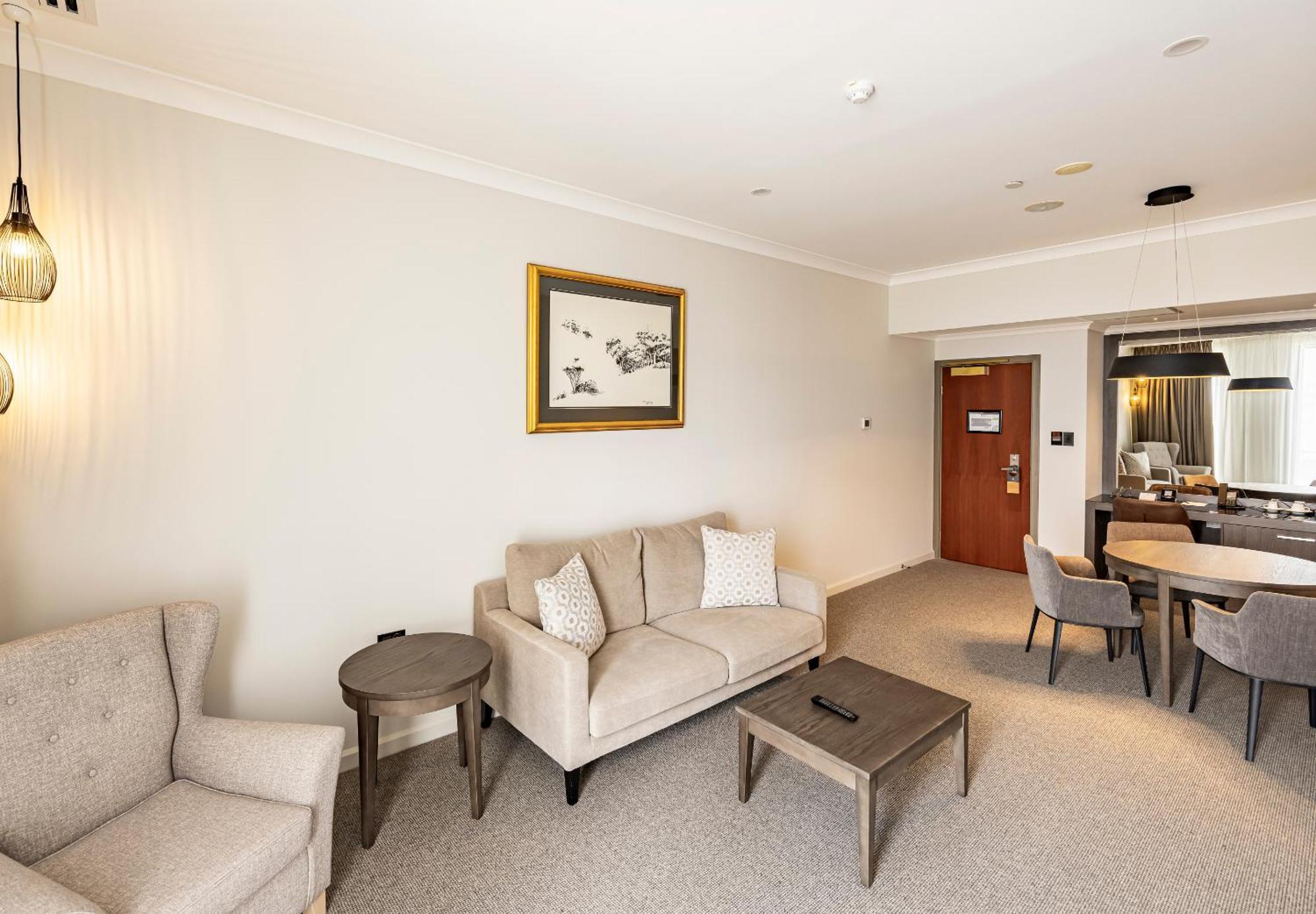 Duxton Hotel Perth Exterior foto A living room in a suite at the hotel